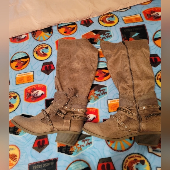 Stylish Venus Tan Tall Boots with Chain and lace Detail - Picture 3 of 6